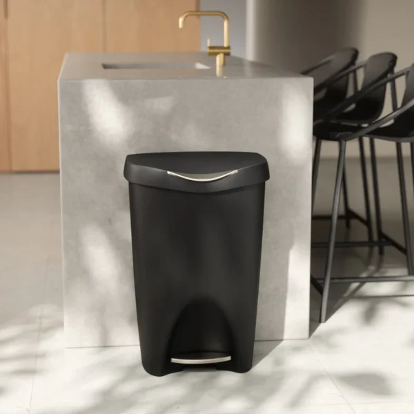 Umbra Brim Step On Trash Can - Black2