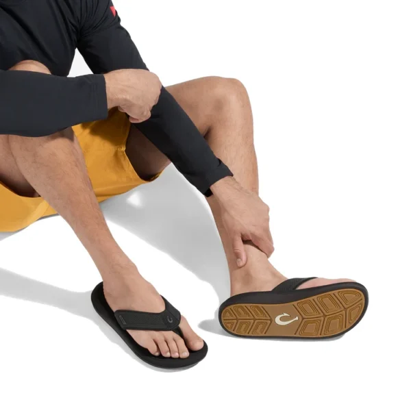 OluKai ʻAhi Kai Beach Sandals - Black